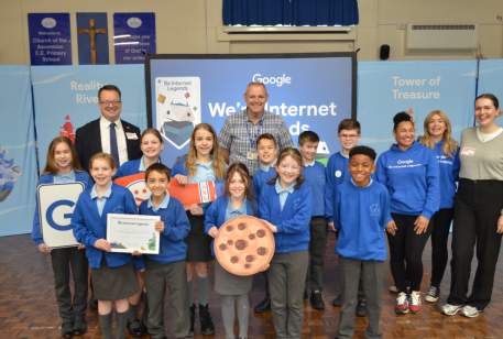 Mike with Deputy Headteacher Chris Bradley, children at Church of the Ascension, and respresentatives from Google and Parent Zone
